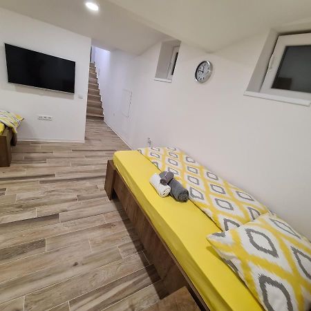 Apartment Dinlux Maribor Buitenkant foto